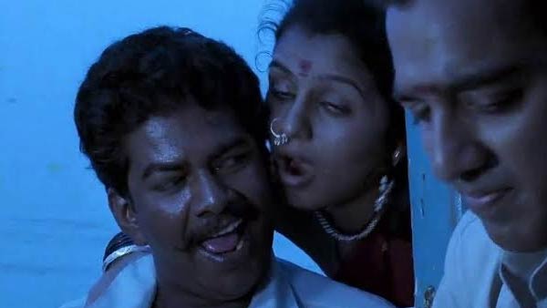 ஒய்யாரமாக கவர்ச்சி நடனத்தில்