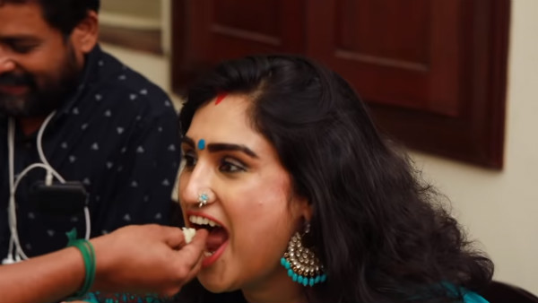 வனிதாவுக்கு ஊட்டிவிட்டு..