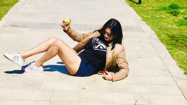 நடு ரோட்டில் படுத்துக் கொண்டு