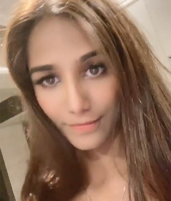 உள்ளாடை அணியாமல்