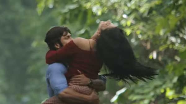 ஹீரோவுடன் நெருக்கம்