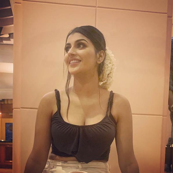 வர்ணிக்கும் நெட்டிசன்ஸ்