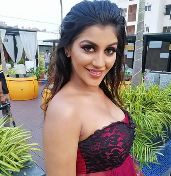 சந்தோஷப்படுத்தும் ரசிகர்கள்