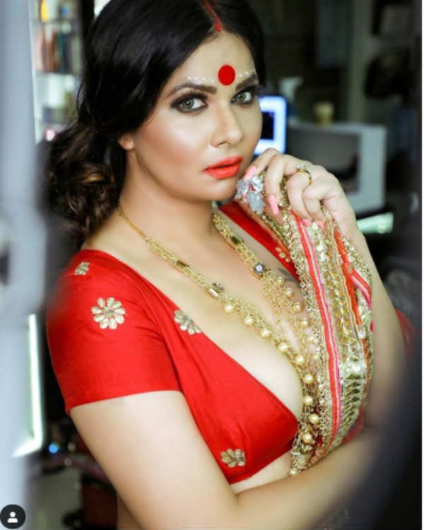 சேலையில் கூட இவ்வளவு கவர்ச்சியா&hellip; மஸ்த்ராம் நடிகையின்