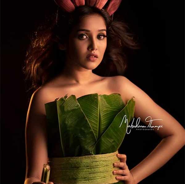 வாழை இலையை சுற்றிக்கொண்டு