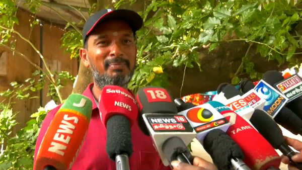 அமைச்சரிடம் வழங்கினார்