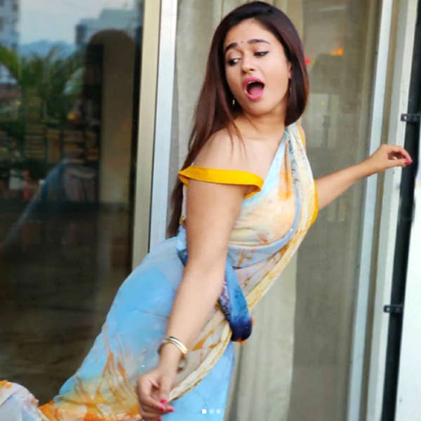 ஜாக்கெட்டை கழட்டியபடி