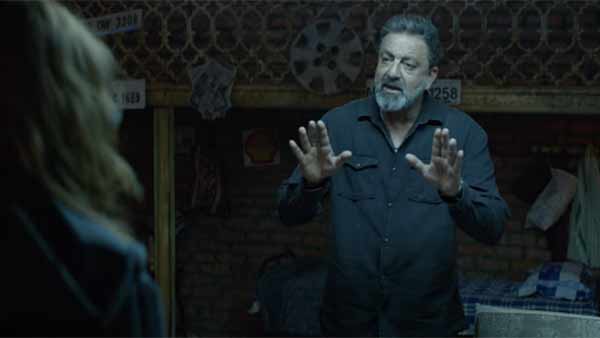 கழுவி ஊற்றும் ரசிகர்கள்