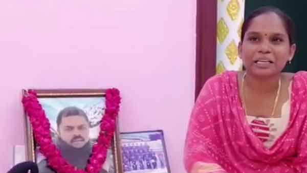 தற்பொழுது இயக்குனர்