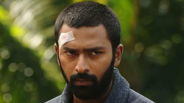இணைந்து நடனமாடி