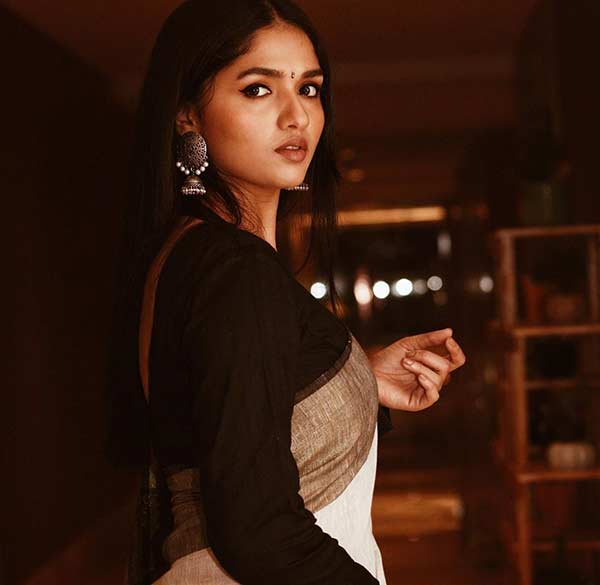 நடிகை சுனைனா