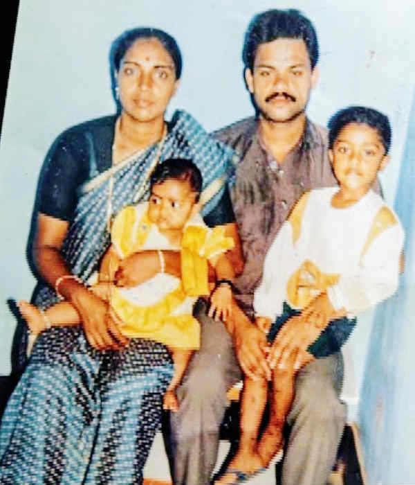 அப்பா மடியில் அமலா பால்