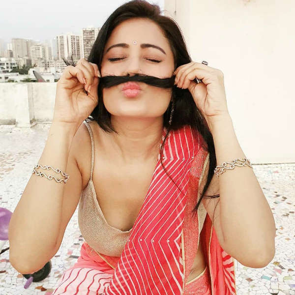 முத்தத்தை கொடுத்தவாறு
