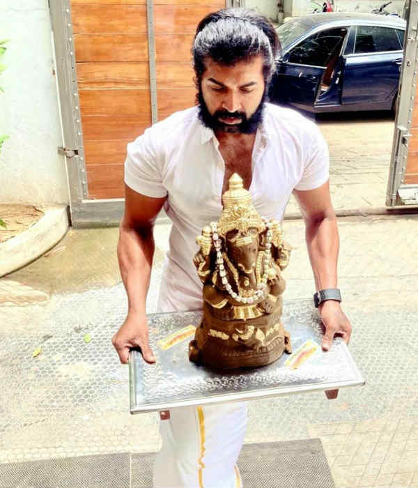 முன்னணி நடிகர்களுக்கு இணையாக