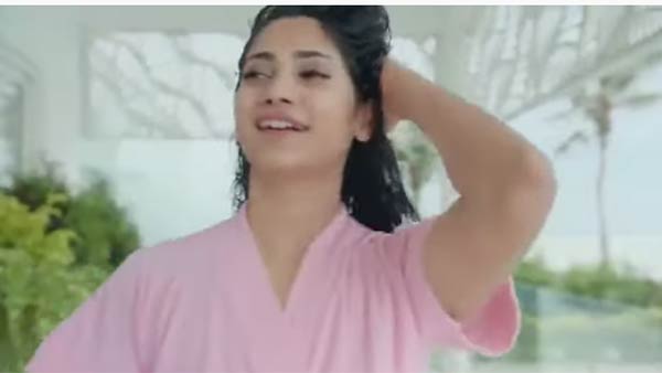 பாத்டப்பில் குளியல்