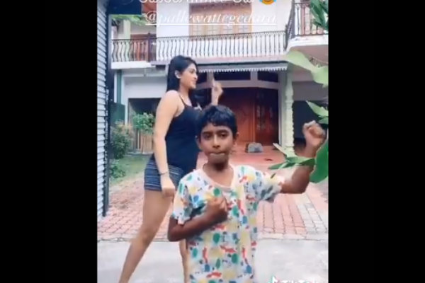 டீப் நெக் டாப்ஸ்