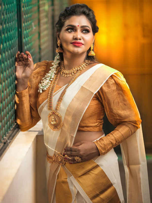 எப்படியாவது கிளாமர்