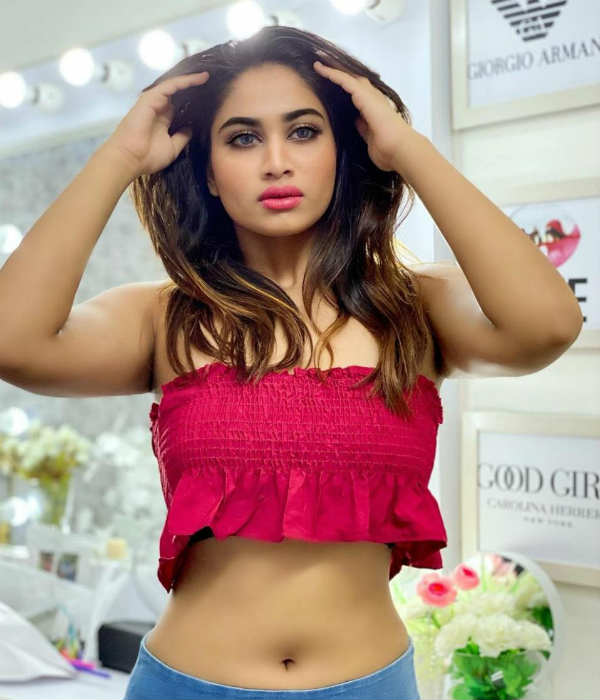 ஜிகுஜிகு உடையில்