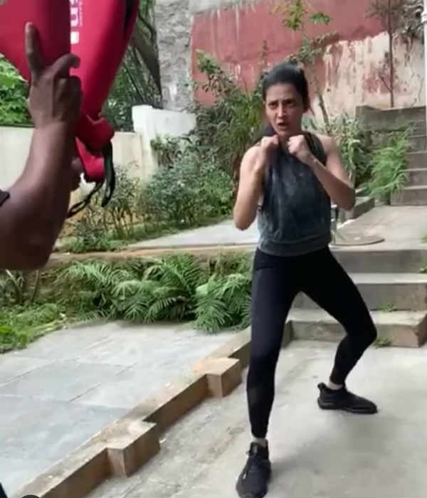 யார அடிச்சு துவைக்க
