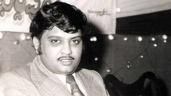 அழுது கொண்டிருந்தேன்