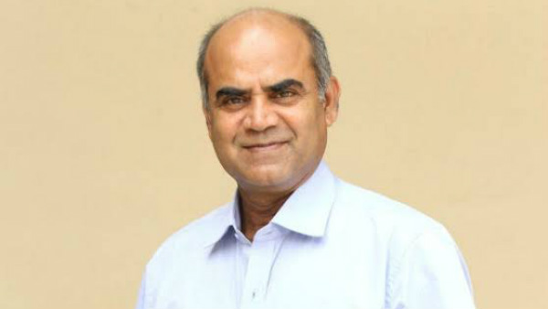 கை, கால் பிடித்துவிட்டுள்ளார்