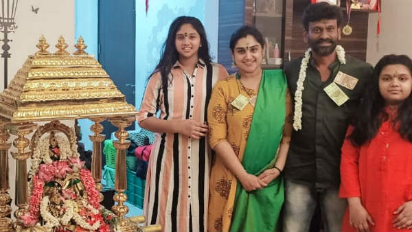 கழுத்தில் கரன்சி மாலை
