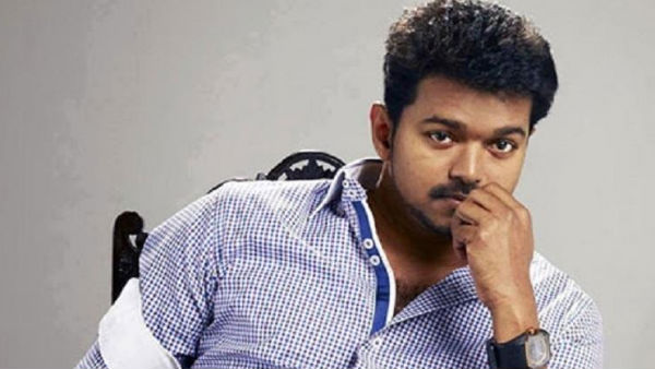 காலணியை எடுத்த விஜய்