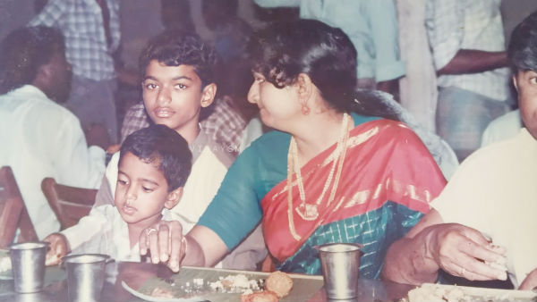 மடியில் உட்கார வைத்து