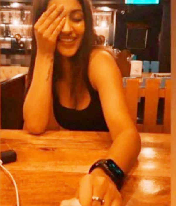 கையை பற்றியப்படி..