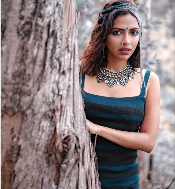 முன்னழகு தெரிய