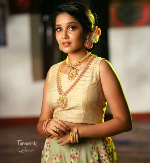 இடுப்பு தெரிய