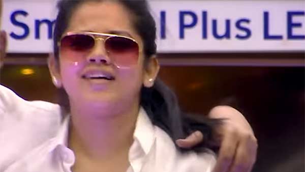 வேட்டியை தூக்கிக் கட்டி