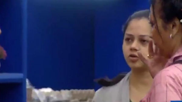பிரமிப்புடன் ரசித்தவாறு