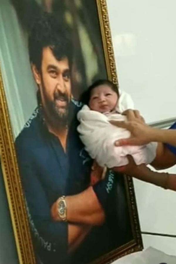 கட் அவுட் அருகில்