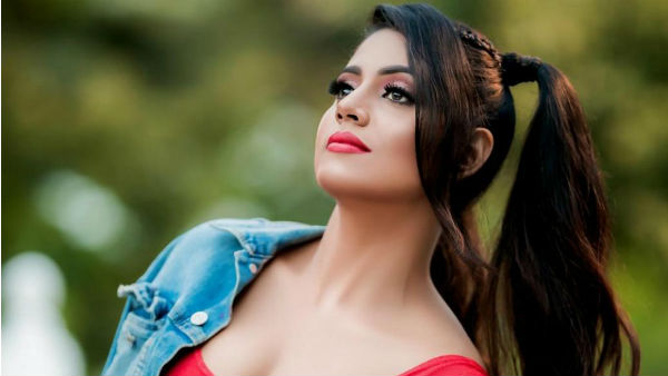 முன்னழகை திறந்து காட்டி