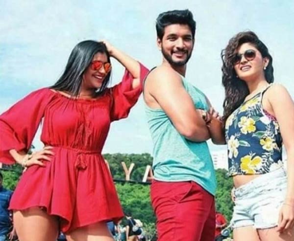 இருட்டு அறையில் முரட்டுக் குத்து