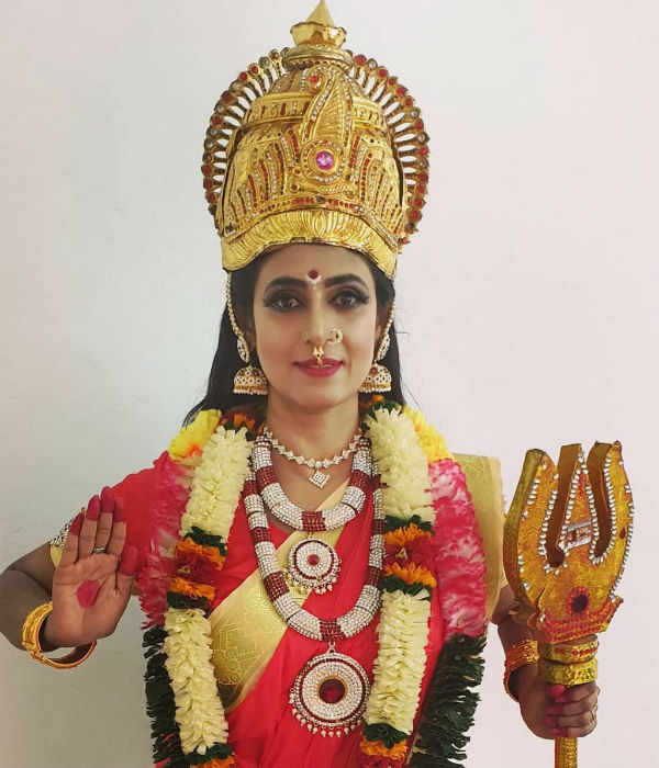 அம்மன் கெட்டப்பில்