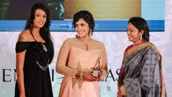 விருது கொடுத்த போது