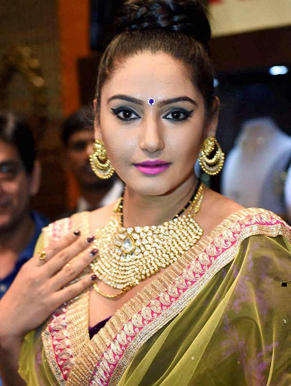 ராகிணி திவேதி கைது