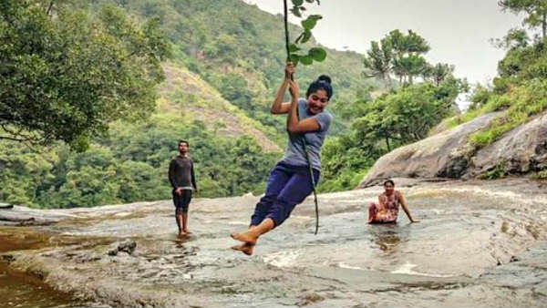 ஊஞ்சல் ஆடியவாறு