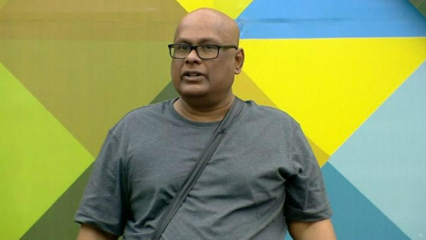 கலகலவென சிரித்தவாறு