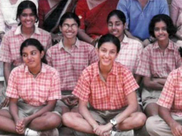 பள்ளி சீருடையில்