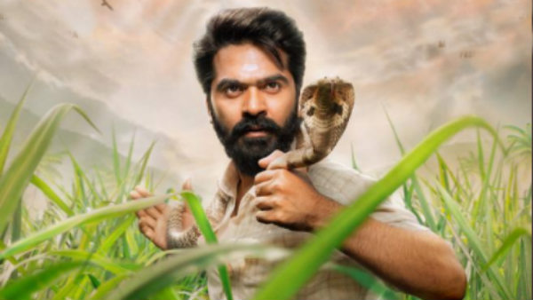 கழுத்தில் பாம்புடன்