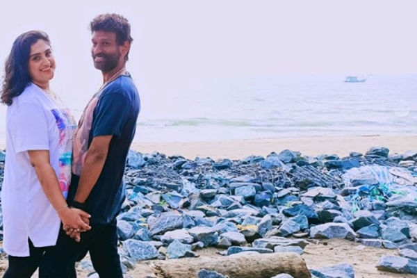 கணவருடன் ரொமான்ஸ்