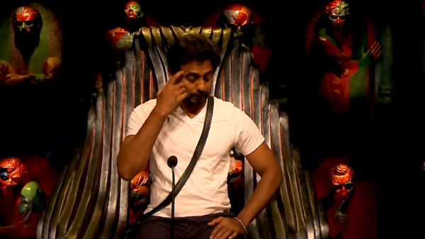காலை நீட்டி செருப்பை கழட்டி
