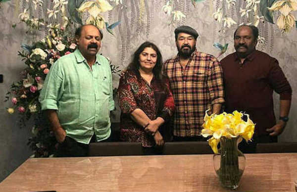 துபாய் மால் எதிரில்