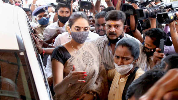 நடிகைகள் கைது