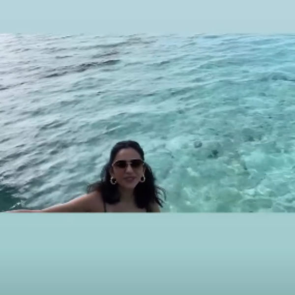 அரை நிர்வாண கோலத்தில்