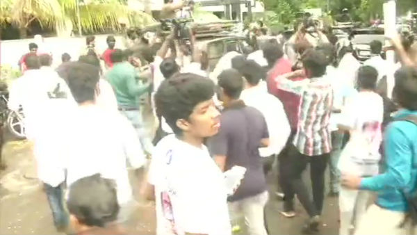 Rajinikanth has reached Raghavendra kalyana Mandapam Rajinikanth has reached Raghavendra kalyana Mandapam