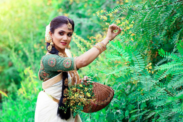பூக்கூடையுடன் போஸ்..